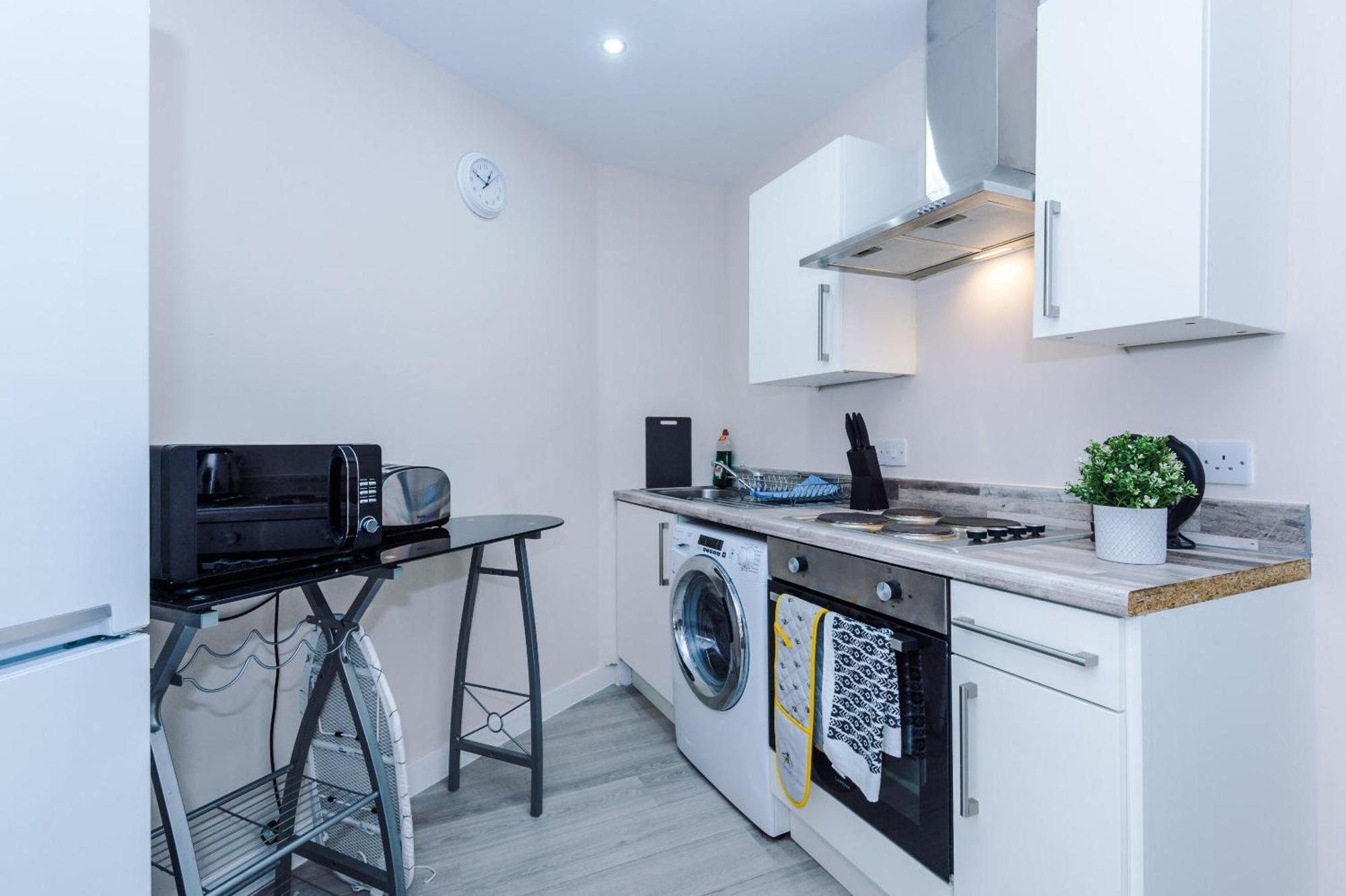 Opp Liverpool - Perfect For Contractors And Travellers, Big Savings Booking 4 Nights Or More! Apartment Room photo